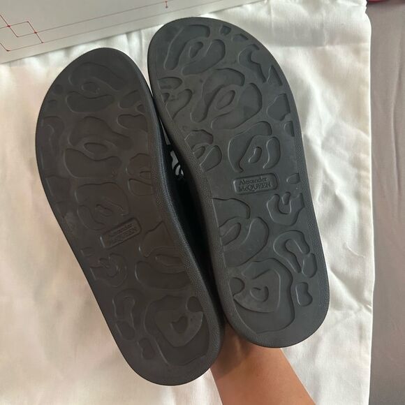 Alexander McQueen Oversized Slide Sandal (Women) 38 rubber black - Picture 8 of 11